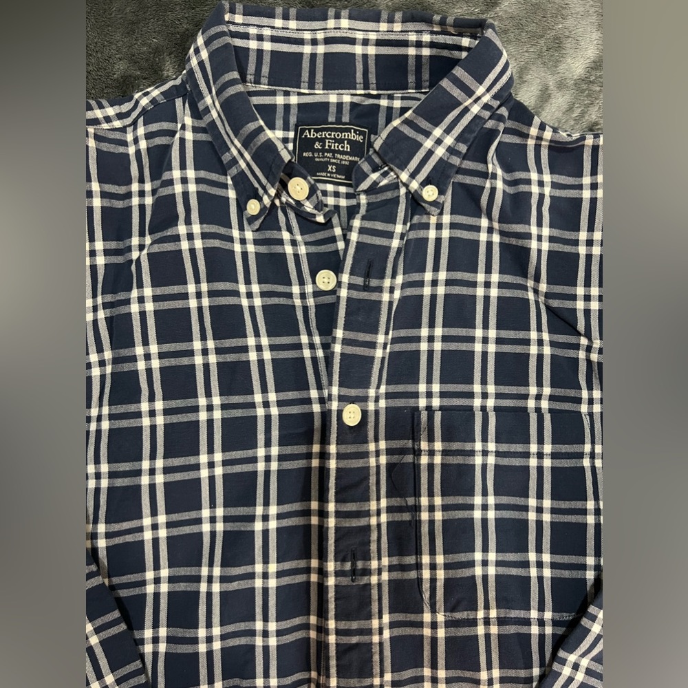 XS man Abercrombie & Fitch button shirt.